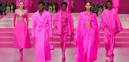 Sắc hồng bao trùm BST Mùa Thu 2022 của nhà mốt Valentino