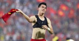 Chiếc áo nhìn như bra được Tiến Linh mặc khoe vòng eo không có múi nào trong trận gặp Malaysia