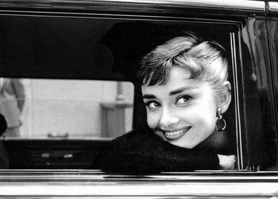 10 món đồ thời trang không thể thiếu trong tủ quần áo theo phong cách Audrey Hepburn