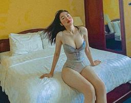 Thời trang sao: Elly Trần khoe body bốc lửa vạn người mê nhưng khuôn mặt mới gây chú ý