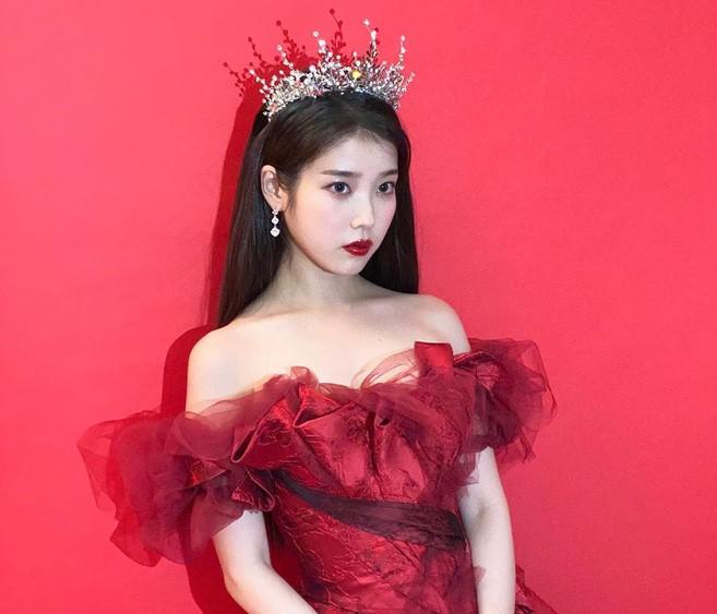 IU tung bộ ảnh hot rạng sáng Trung Thu: Có phải chị muốn làm chị Hằng váy đỏ không?