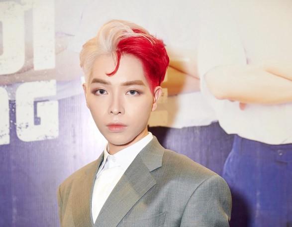 Ca sĩ Đức Phúc nổi bần bật, chất "hết nấc" với kiểu tóc mới toanh