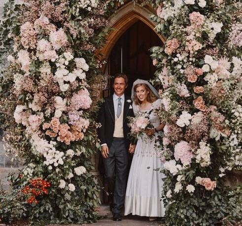 Đám cưới cổ tích: Khi công chúa mặc lại váy cũ của bà