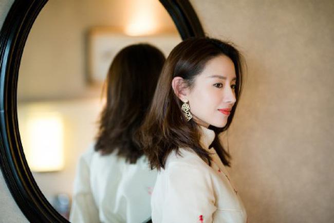 Đổng Khiết U40 vẫn rạng rỡ nhờ tuyệt chiêu dưỡng da đơn giản này