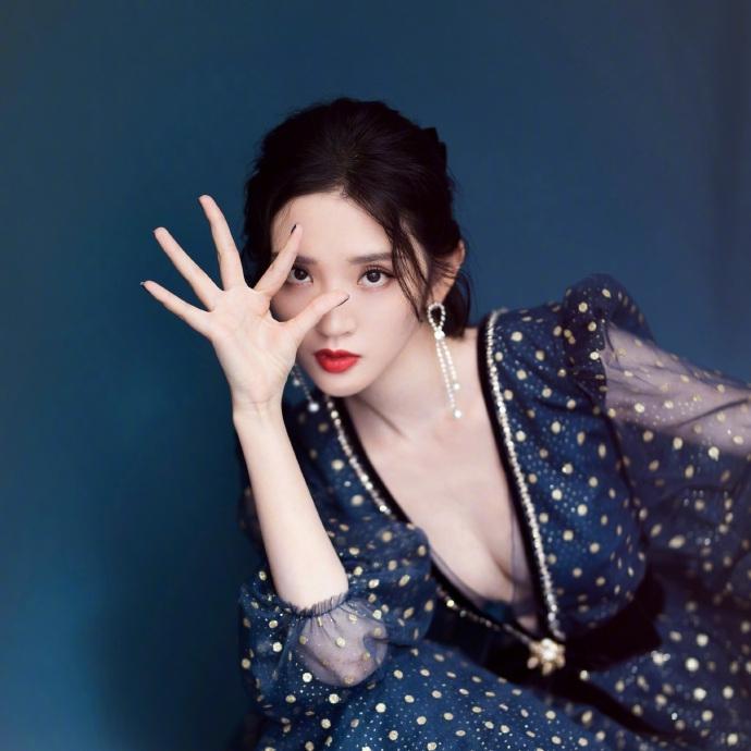 Mỹ nhân Đường Nghệ Hân diện váy xuyên thấu khoét sâu khoe lưng trần nuột nà sau sinh