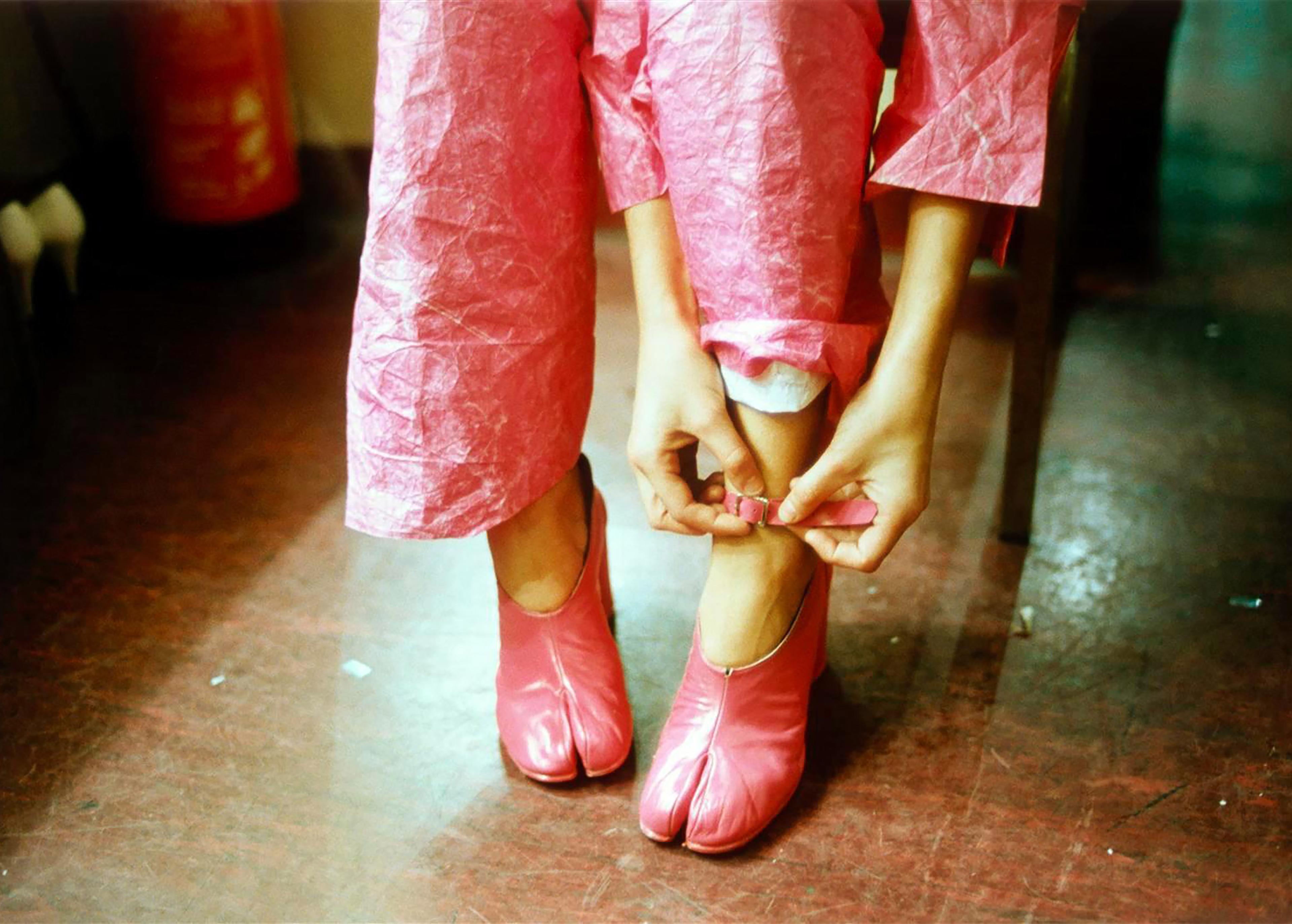 Giày Tabi (giày móng heo): Bảo bối hay thảm họa thời trang?