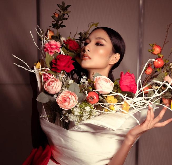 "Bó hoa" Hoàng Thùy có xinh đẹp hơn những "bó hoa" mỹ nhân trước đó?