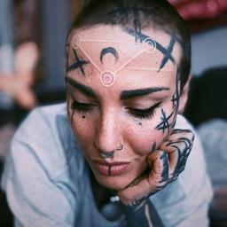 Xăm đen nhiều vùng trên cơ thể, nữ thợ xăm đi ngược với tiêu chuẩn vẻ đẹp