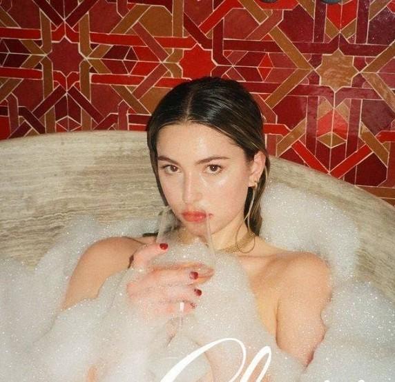 Ái nữ của Steve Jobs khoe ảnh lần đầu làm người mẫu