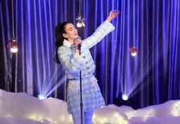 Mùa đông 2020, Dua Lipa và các sao nữ chuộng thiết kế có hoạ tiết nổi bật