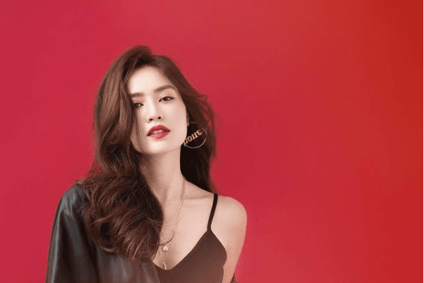 Ninh Dương Lan Ngọc vốn yêu thích kiểu trang phục áo, váy hai dây màu đen