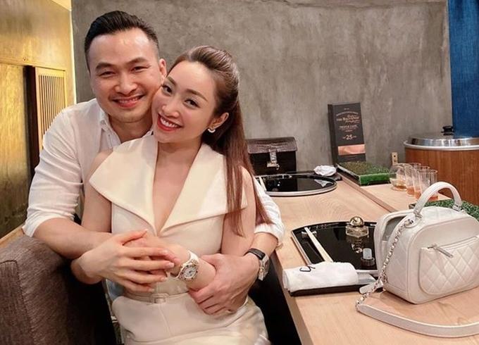 Thời trang vợ mới của Chi Bảo: Nhìn đơn giản nhưng soi kĩ toàn hàng hiệu