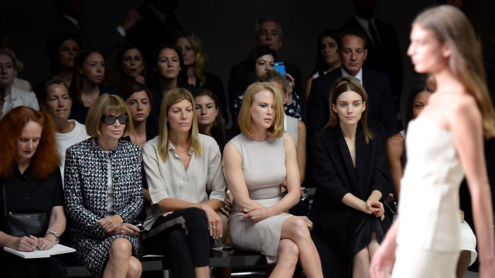 Bên cạnh Anna Wintour, ai luôn là người ngồi front row tuần lễ thời trang?