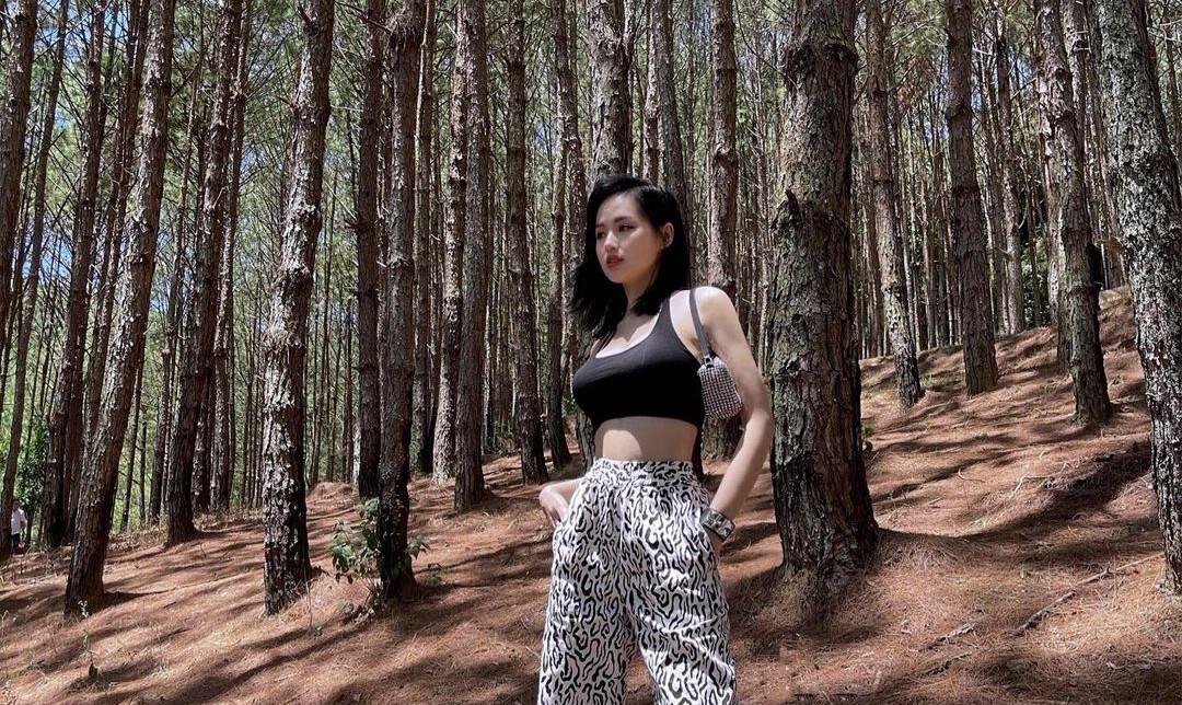 Hot girl Tâm Tít diện croptop khoe vòng 1 bốc lửa