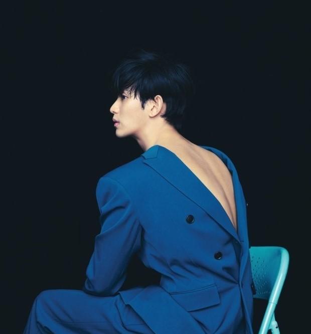 Kim Soo-hyun nam tính trên Vogue Hàn Quốc