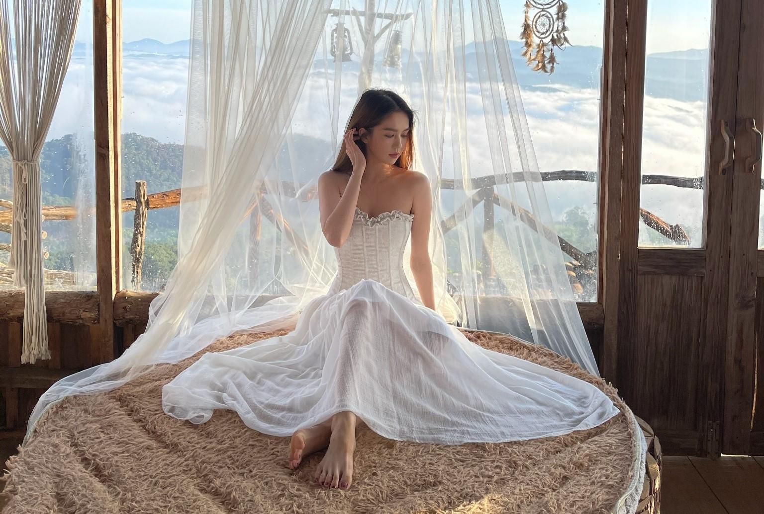Ngọc Trinh có hàng loạt ảnh thời trang "vạn người mê" dù chỉ mới nửa tháng 4