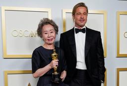 Niềm tự hào châu Á Youn Yuh Jung mặc váy tối màu nhận tượng vàng Oscar