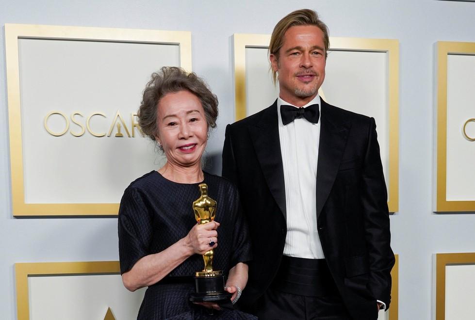 Niềm tự hào châu Á Youn Yuh Jung mặc váy tối màu nhận tượng vàng Oscar