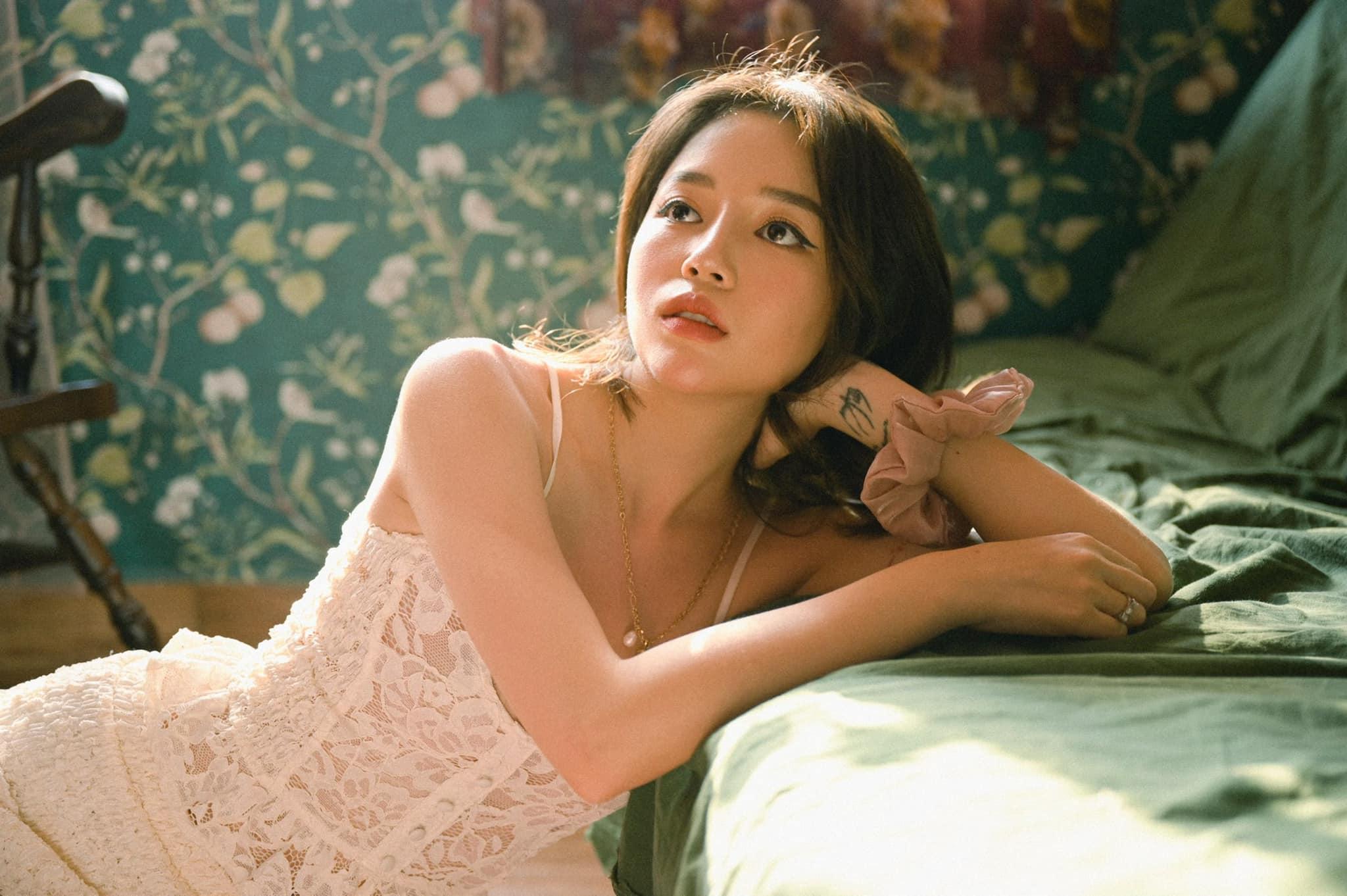 Hết thích làm "tắc kè hoa", Linh Ngọc Đàm đổi sang style diện đồ màu sắc trung tính sang chảnh