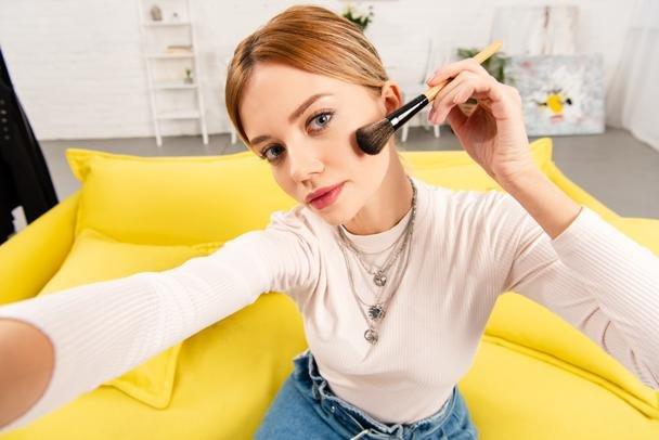Giãn cách xã hội: Muốn chụp ảnh sống ảo thì cần chuẩn bị những dụng cụ gì?