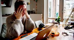 "Work From Home" thì không cần bôi kem chống nắng?