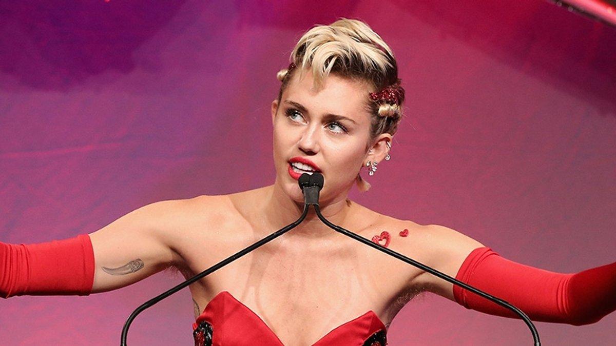 Các sao nữ khoe rừng rậm Amazon dưới cánh tay để chứng minh nữ quyền