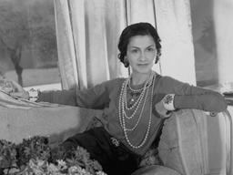 Coco Chanel: Người dẫn đầu xu hướng trang sức “fake” hay sự thật về những chuỗi ngọc trai Chanel