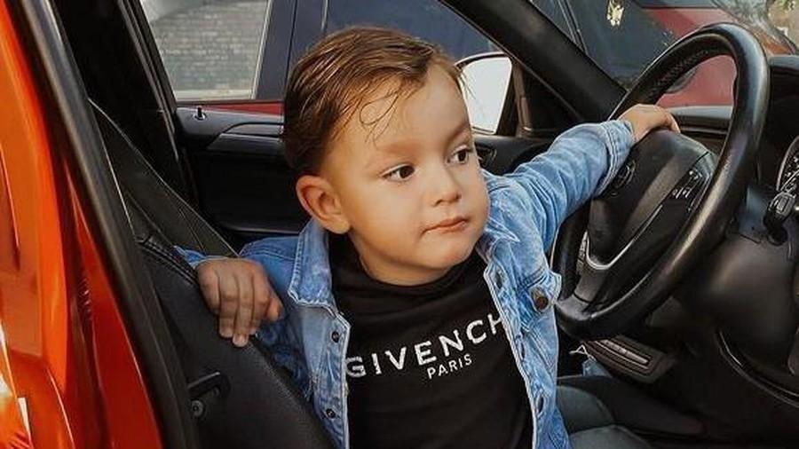 Cậu bé gây ấn tượng khi mới 3 tuổi đã diện loạt hàng hiệu