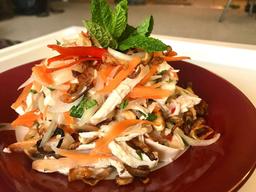 Cách làm nộm ức gà chua ngọt, vừa giúp giải ngấy lại không lo tăng cân