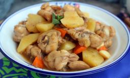 Cách làm gà kho khoai tây đậm đà, béo bùi, một món mặn mà hết sạch nồi cơm