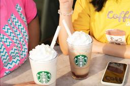 Starbucks nâng size miễn phí cho khách diện áo hồng - vàng, lý do chính đáng để nổi bần bật đây rồi!