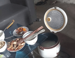 Khoảnh khắc câm nín của gia đình: Rau thịt đã sẵn sàng mà nồi cơm còn... nguyên nước