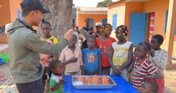 Quang Linh Vlogs chê Lôi Con kém sang, ăn tôm hùm chẳng khác gì đùi gà