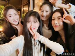 Ảnh Triệu Lộ Tư vui vẻ với Ngô Lỗi ở hậu trường Tinh hán xán lạn