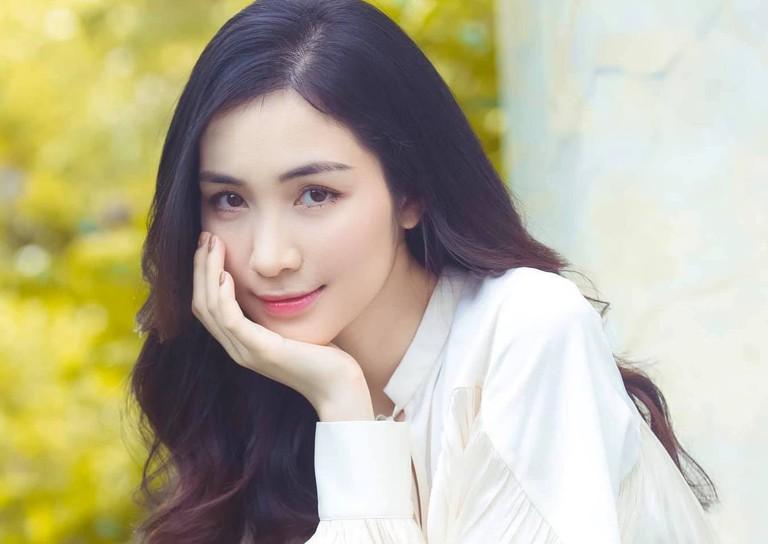 Hòa Minzy diện "street style" đậm chất tiểu thư đài các