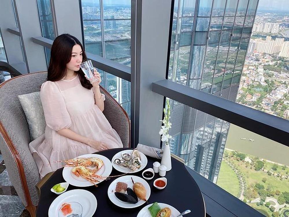 Á hậu Thúy Vân diện thời trang bầu bí đơn giản nhưng siêu xinh