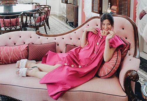 Đông Nhi ghi điểm với gu thời trang bầu bí sành điệu, duyên dáng