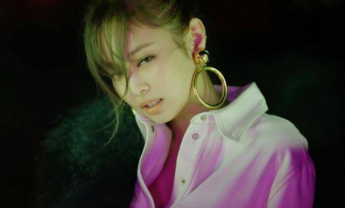 Phát sốt ngắm Jennie (BLACKPINK) phối áo sơ mi với áo corset cực độc đáo