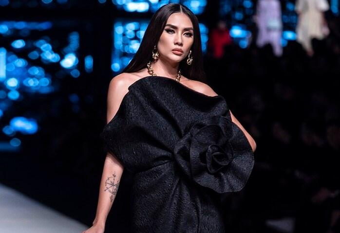 Võ Hoàng Yến đẳng cấp với thần thái đỉnh cao cùng sải chân điêu luyện