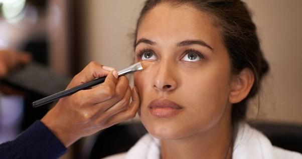 Cách nhận biết mỹ phẩm trang điểm không thể dùng được nữa