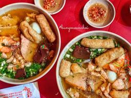 3 quán bánh canh cua cứ mở cửa là khách xếp hàng dài đợi ăn ở Sài Gòn