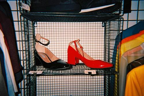 Hãy sắm một đôi giày đỏ để có thể kiêu kì như những quý cô Paris