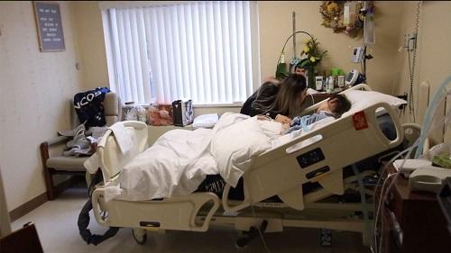 Cô gái gốc Việt bị bỏ mặc trên bàn mổ sau ca nâng ngực đã qua đời