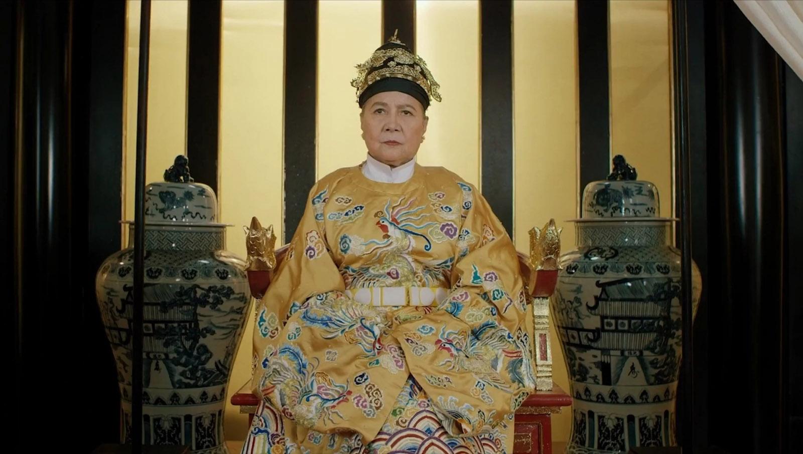 Tại sao trong lịch sử thời trang Việt, chỉ có quý tộc mới mặc màu vàng?