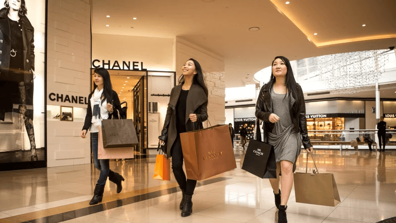 Giới trẻ Hồng Kông thi nhau thuê túi hiệu