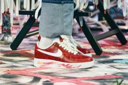 Đôi giày Para-noise 2.0 màu đỏ được G-Dragon diện có bán không?