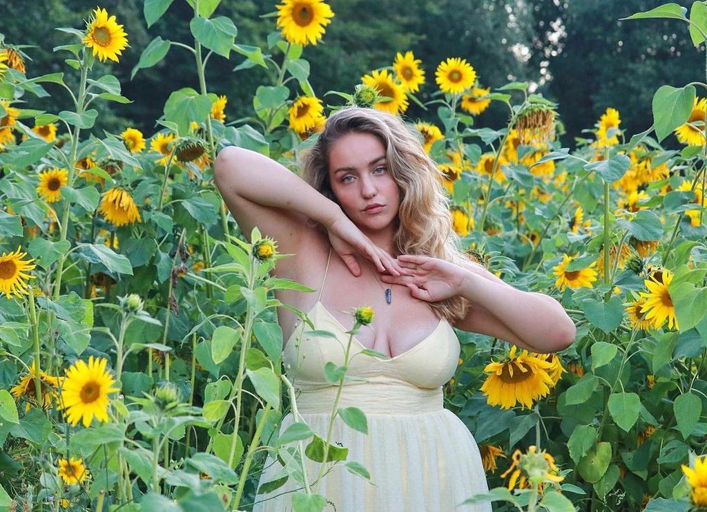 Tiếp nối truyền thống gia đình, em họ Gigi Hadid trở thành người mẫu