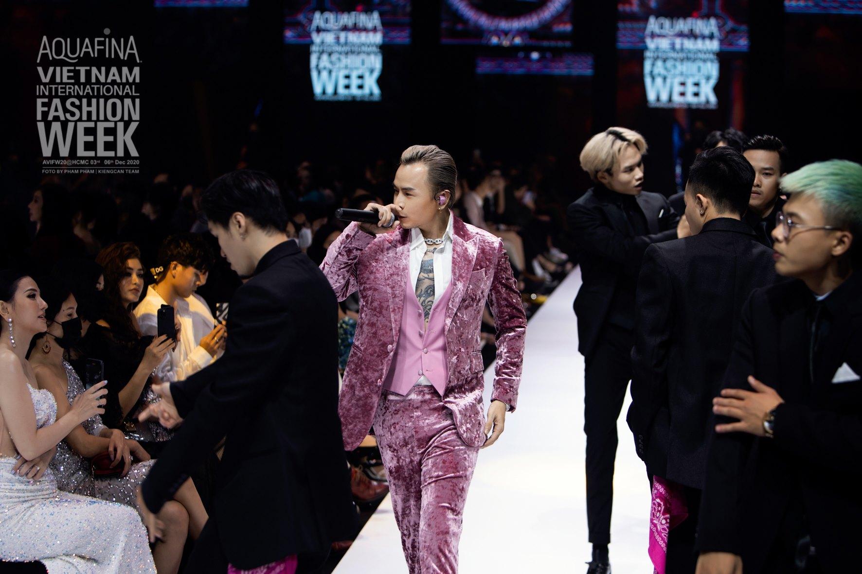 Binz mặc suit vải nhung, hóa bad boy màu hồng trong show diễn thời trang