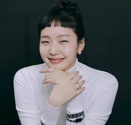 Kim Go Eun để tóc mái chó gặm hóa "nàng thơ" của Chanel