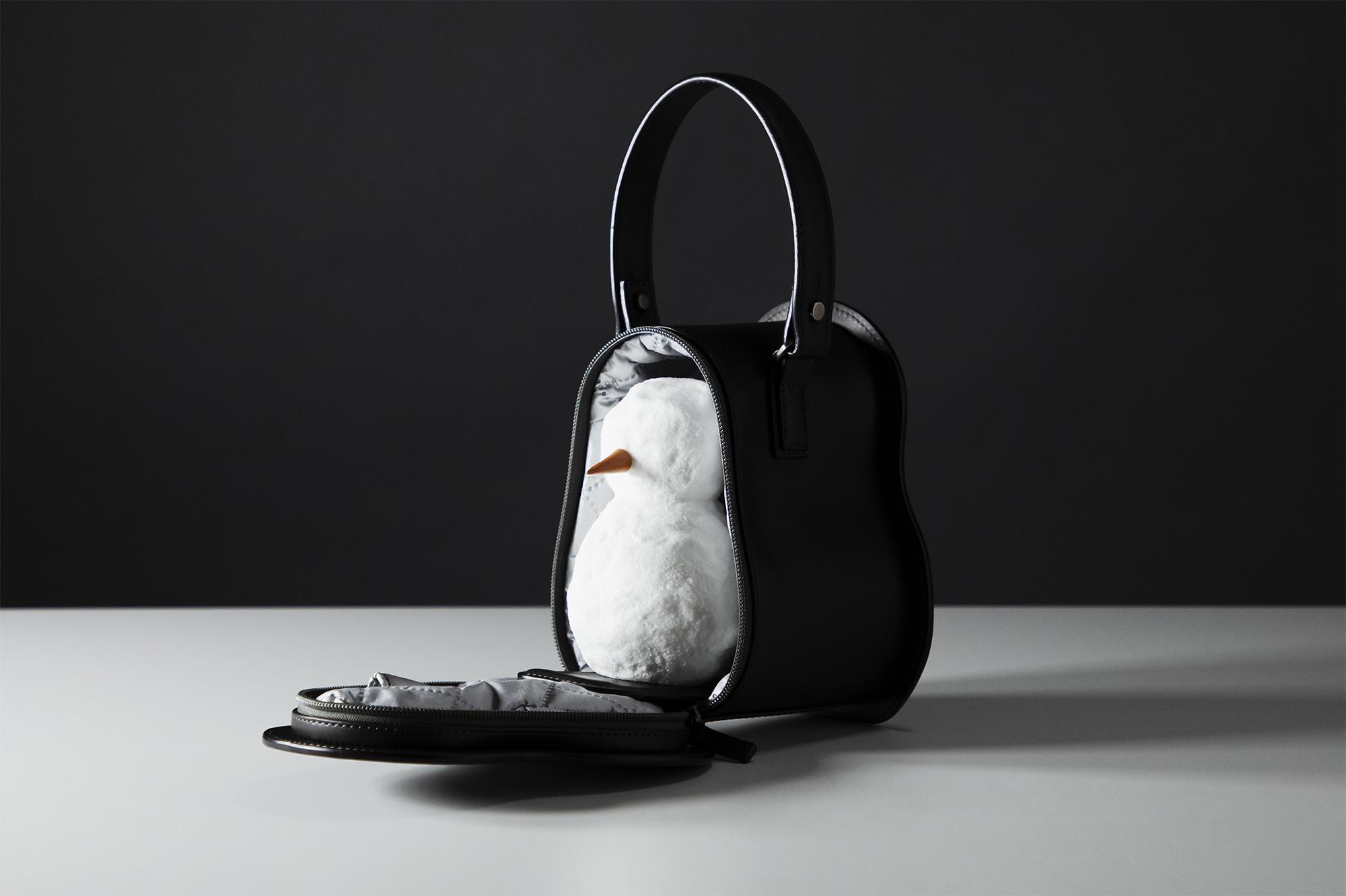 Sau chiếc túi đựng dưa hấu, xuất hiện một chiếc túi có thể mang người tuyết đi khắp nơi.